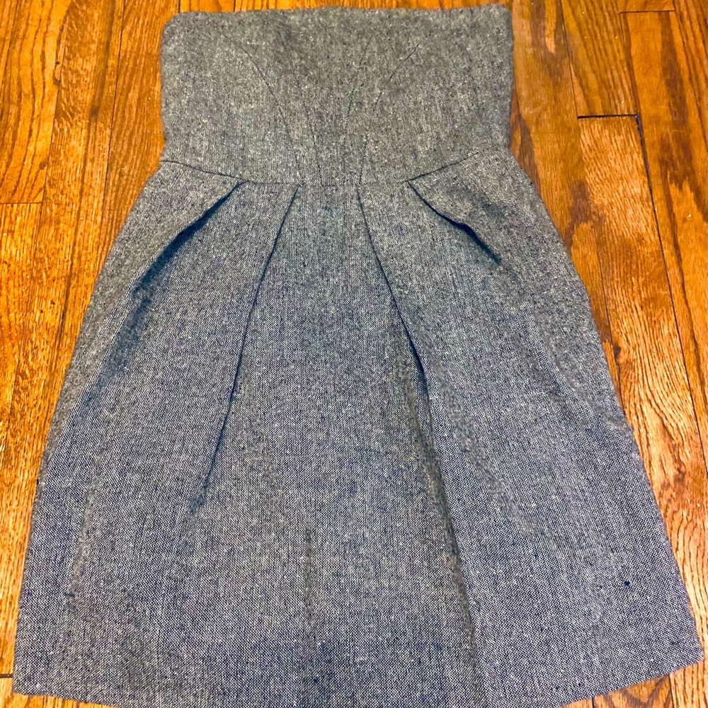 Women’s strapless grey fitted dress